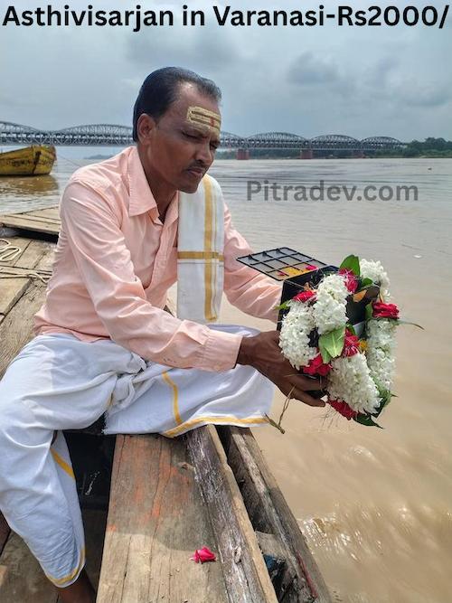 Asthi Visarjan in Varanasi at Ganga Ghat by Pandit