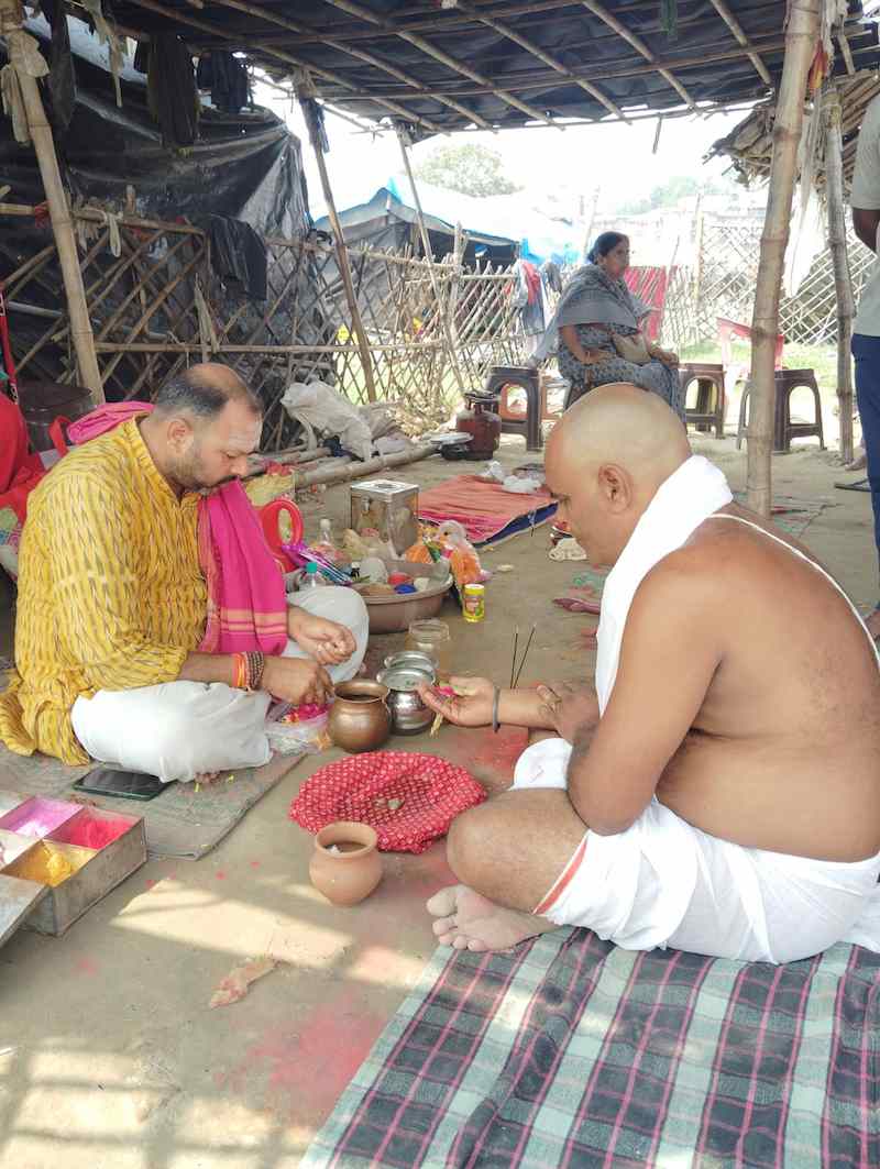 Odia pandit performing Asthi Bisarjan for a family at Triveni Sangam Prayagraj with puja samagri and offerings at the ghat