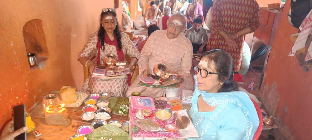 Family performing Pind Daan ritual in Gaya with a Hindu priest during ancestral Shradh ceremony at a sacred pilgrimage site.