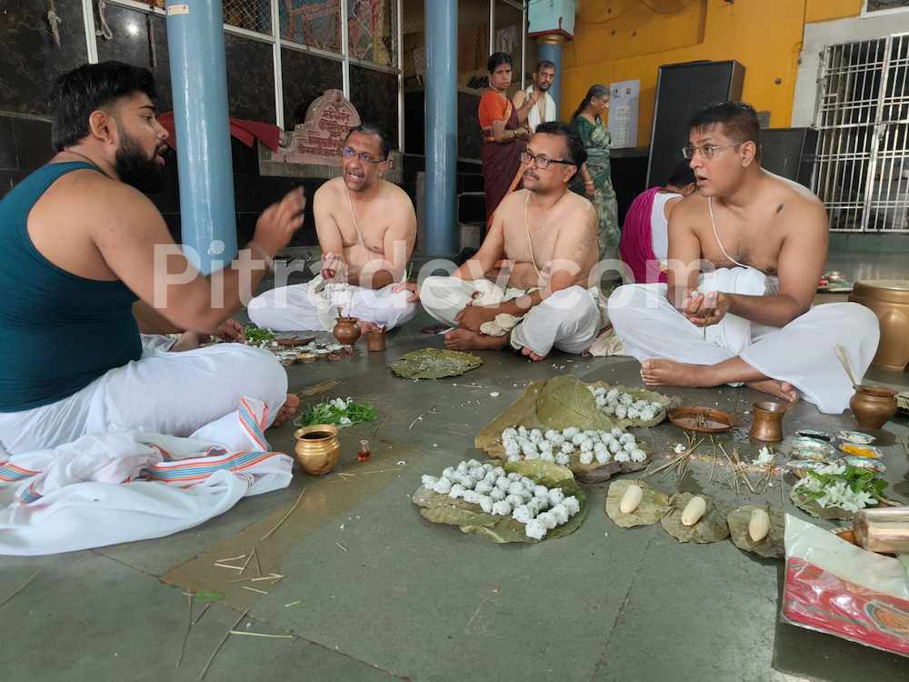 Telugu Purohit performing Pind Daan in Gaya for Telugu families at Vishnupad Temple with complete Vedic rituals, Pind Pradanam, and Shraddha ceremony for ancestral peace.
